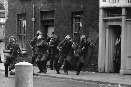 חיילים אנגלים בצפון אירלנד, ב-1971 (צילום: Il Fatto Quotidiano, CC BY-NC-SA 2.0)