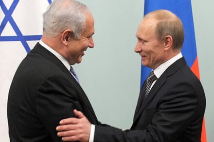 המלחמה הזו אמורה להזכיר לנו כמה נחוץ שבראש הממשלה בישראל יעמוד מישהו שכל העולם מכבד, כלומר בנימין נתניהו, ולא "נוכל עם ששה מנדטים". בנימין נתניהו ו-ולדימיר פוטין (אבי אוחיון, לע"מ)