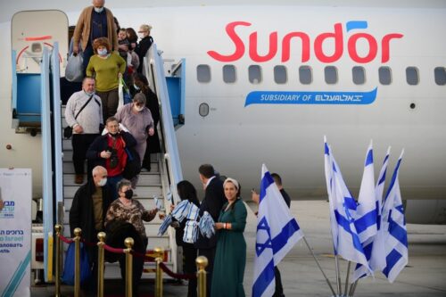פליטים אוקראינים מגיעים לישראל, ב-6 במרץ 2022 (צילום: תומר נויברג / פלאש90)