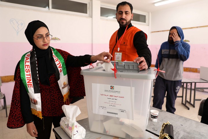 פלסטינים מצביעים בבחירות לרשויות המקומיות בגדה המערבית, בעיר חברון, ב-26 במרץ 2022 (צילום: ויסאם השלמון / פלאש90)