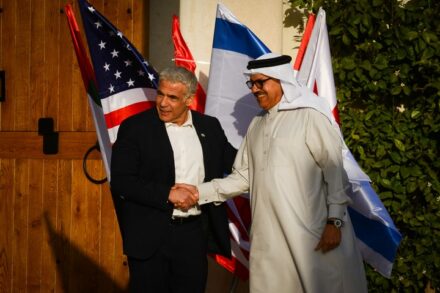 שר החוץ, יאיר לפיד, ושר החוץ הבחרייני, עבד א-לטיף א-זיאני, בפסגת הנגב בשדה בוקר, ב-27 במרץ 2022 (צילום: פלאש90)
