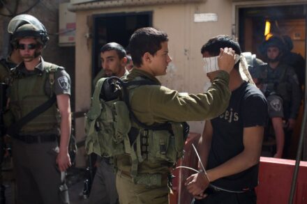 "נשאלת השאלה האם המצב הבעייתי היא לפי הנוהל או למרות הנוהל". מעצר קטין בחברון, 2014 (אורן זיו)