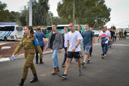 בקרב ההרוגים בפעילות בשטחים, שיעור החיילים מהפריפריה מגיע לכמעט 80%. מתגייסים בבקו"ם. למצולמים אין קשר לכתבה (צילום: אבי דישי / פלאש 90)