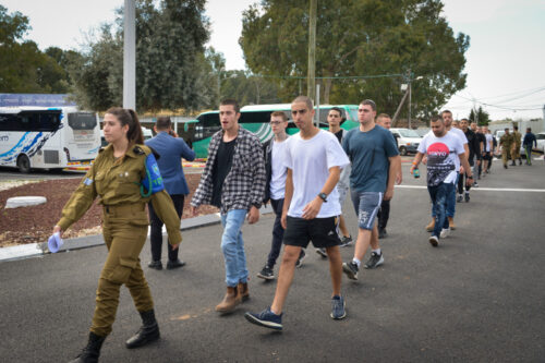 בקרב ההרוגים בפעילות בשטחים, שיעור החיילים מהפריפריה מגיע לכמעט 80%. מתגייסים בבקו"ם. למצולמים אין קשר לכתבה (צילום: אבי דישי / פלאש 90)