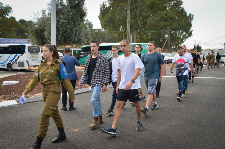 בקרב ההרוגים בפעילות בשטחים, שיעור החיילים מהפריפריה מגיע לכמעט 80%. מתגייסים בבקו"ם. למצולמים אין קשר לכתבה (צילום: אבי דישי / פלאש 90) 