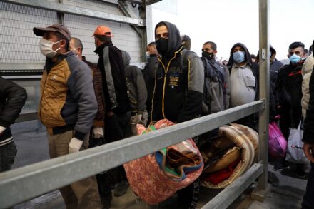 פועלים פלסטינים ניסו לחזור הביתה לגדה, אבל לא הצליחו. פועלים במעבר מיתר. למצולמים אין קשר לכתבה (צילום: ויסאם השלאמון / פלאש 90)