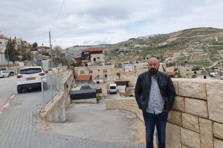 תוכנית איומה שתפגע בשכונה. נביל בשיר, תושב ג'בל מוכבר, שביתו מיוחד להריסה (צילום: אורלי נוי)