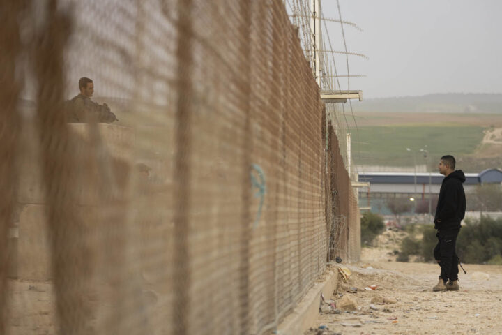חיילים שומרים על פתח בגדר ההפרדה ליד מחסום מיתר, 3 באפריל 2022 (צילום: אורן זיו)
