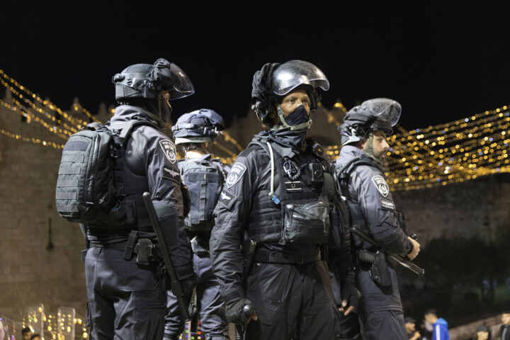 שוטרים בשער שכם, ב-3 באפריל 2022 (צילום: אורן זיו)