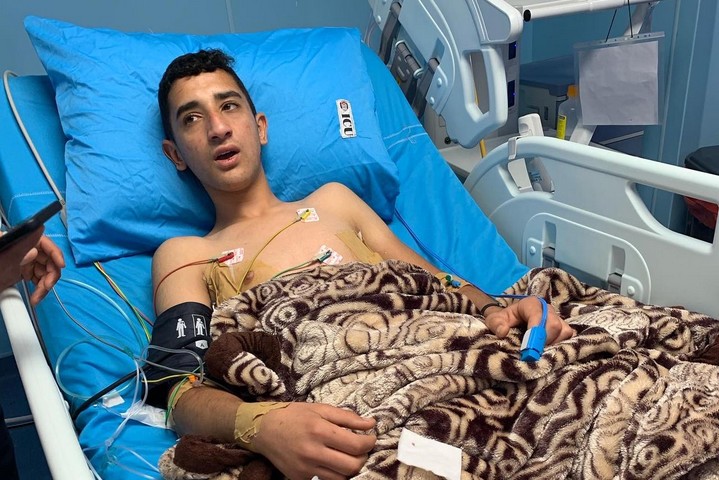מוחמד ע'נימאת, בן 17, שנפצע מירי באירוע ליד סוריף, בבית החולים ב-24 באפריל 2022 (צילום: באסל אל עדרה)