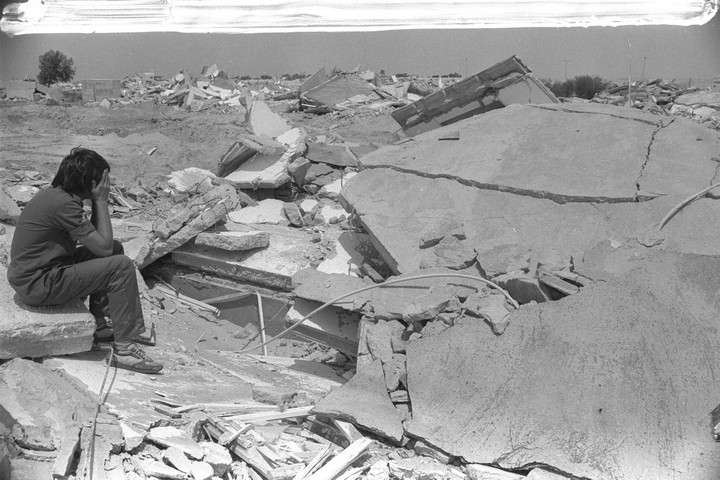 תושב ימית יושב על הריסות ביתו, ב-22 באפריל 1982 (צילום: טל אור בני, לע"מ)