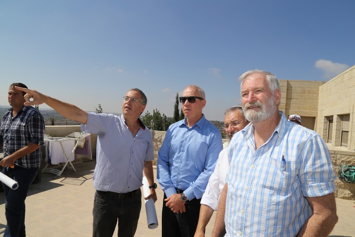 זאב חבר מסייר בגדה המערבית לצד שר השיכון, יואב גלנט, 1 בספטמבר 2017 (גרשון אלינסון / פלאש 90)