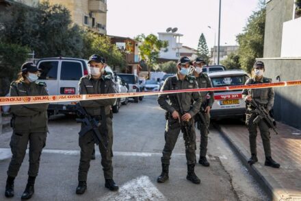 שוטרים בזירת רצח של אישה בשכונת ג'ואריש ברמלה, ב-26 בדצמבר 2021 (צילום: יוסי אלוני / פלאש90)