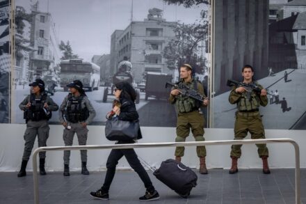 חיילים ומג"בניקים מפטרלים בירושלים, בעקבות המצב הביטחוני, ב-1 באפריל 2022 (צילום: יונתן זינדל / פלאש90)