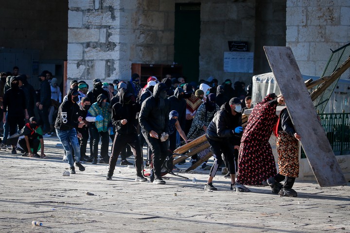 עימותים בין פלסטינים לכוחות הביטחון הישראליים, ברחבת מסגד אל-אקצא בירושלים, ב-15 באפריל 2022 (צילום: ג'מאל עוואד / פלאש90)