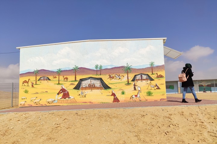 ציור קיר ליד בית הספר בכפר רכמה (צילום: חיה נח)