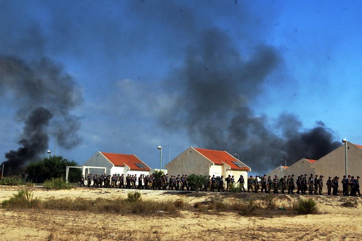 עשן עולה מההתנחלות נווה דקלים, בזמן ההתנתקות ב-2005 (צילום: פייר טרדג'מן / פלאש90)