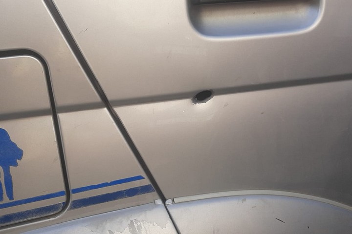 חור ירי במכונית של תושב סוריף (צילום: באדיבות התושבים)