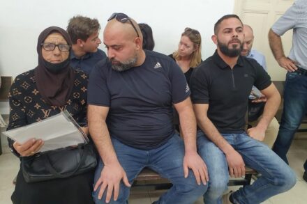 פאטמה סאלם ובנה, בדיון בבית משפט השלום בירושלים, ב-25 באפריל 2022 (צילום: אורן זיו)