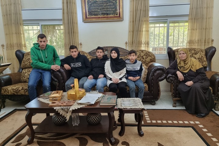 אמה וחמישה מילדיה של ע'אדה סבתין, שנורתה למוות על ידי חיילים, בביתם בחוסאן (צילום: יובל אברהם)