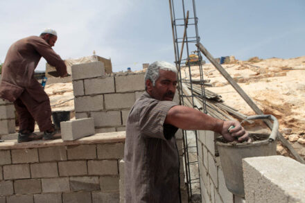 להבטיח שלאלו שיש את האינטרס להנציח את מערכת השליטה שישראל המציאה, יהיו גם האמצעים והסמכויות לעשות זאת. פלסטינים ופעילים עוזרים לבנות בית באום פראג׳ בשטח סי בדרום הר חברון, 2012 (צילום: אקטיבסטילס)