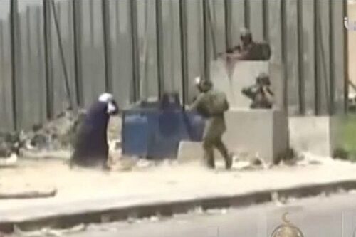 החיילים ירו בה מטווח קצר. רגע הירי בע'אדה סבאתין (צילום: תלוויזיון פלסטין)