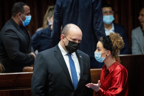 להגיע לשלטון בקולות המרכז זה בסדר, אבל לתת למרכז לשלוט - זה לא. עדית סילמן ונפתלי בנט (צילום: יונתם זינדל / פלאש 90) להגיע לשלטון בקולות המרכז זה בסדר, אבל לתת למרכז לשלוט - זה לא. עדית סילמן ונפתלי בנט (צילום: יונתם זינדל / פלאש 90)