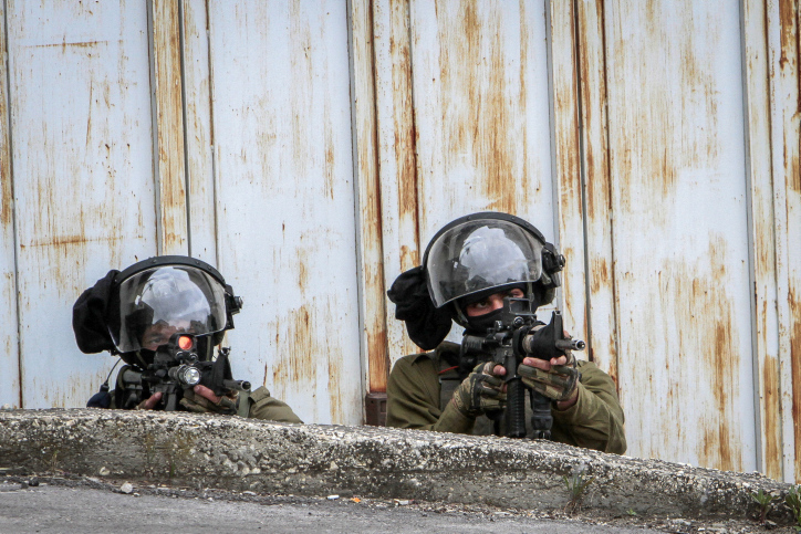 חיילים בשכם במהלך העימותים היום (צילום: נאסר שתאיה / פלאש 90)