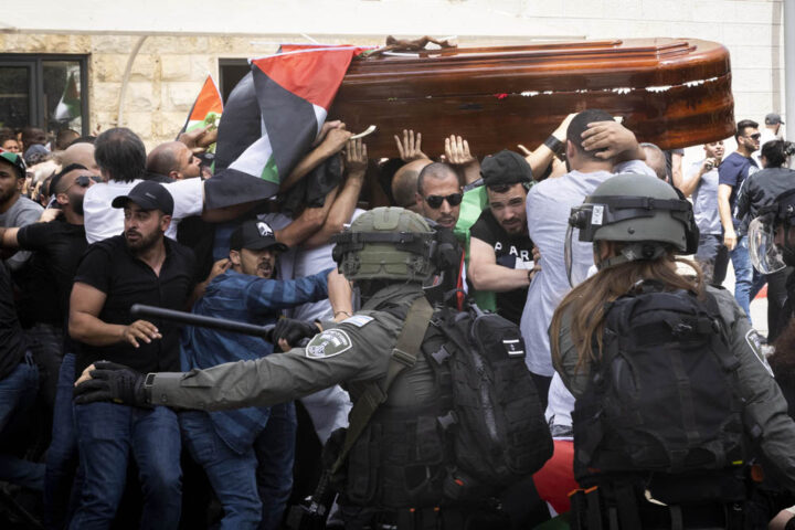 שוטרים תוקפים את המשתתפים בהלווית העיתונאית שירין אבו עאקלה, ב-13 במאי 2022 (צילום: אורן זיו)