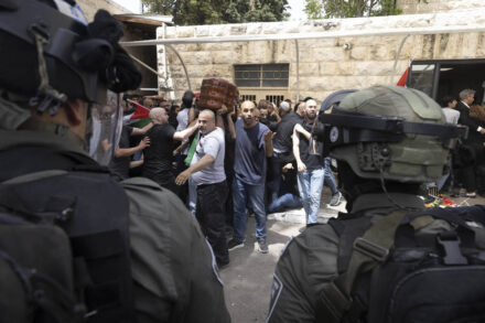 שוטרים תוקפים את המשתתפים בהלווית העיתונאית שירין אבו עאקל, 13 במאי 2022 (צילום: אורן זיו)