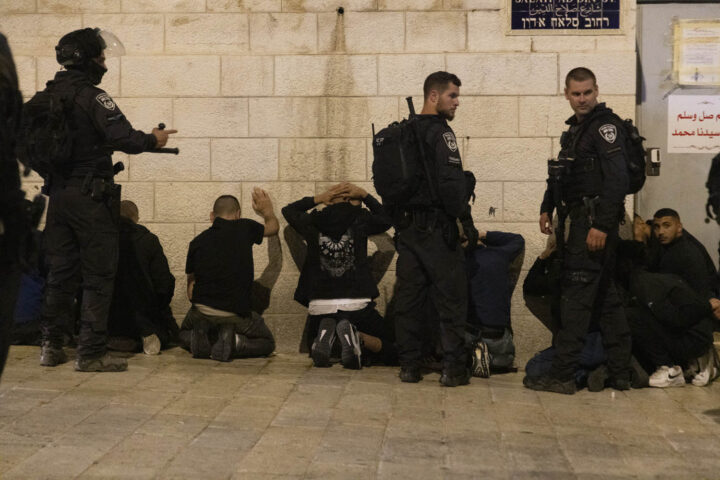שוטרים עוצרים צעירים בתום הלוויתו של וליד א-שריף במזרח ירושלים, 16 במאי 2022 (צילום: אורן זיו)