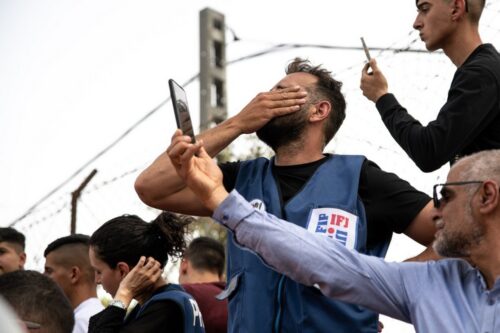 צלם העיתונות והבי מכייה, בהלוייתה של שירין אבו עאקלה בירושלים, ב-13 במאי 2022 (צילום: מתן גולן) צלם העיתונות והבי מכייה, בהלוייתה של שירין אבו עאקלה בירושלים, ב-13 במאי 2022 (צילום: מתן גולן)