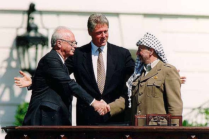 A waiver of half of the Palestinian people.  Signing of the Oslo Accords in the White House (Photo: Weiss Musi / White House)