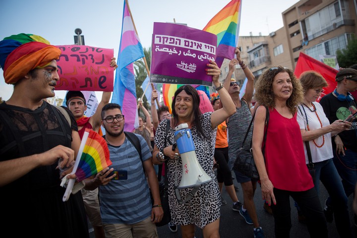 צעדת מחאה בתל אביב לתמיכה בקהילה הטרנסג'נדרית, ב-22 ביולי 2018 (צילום: מרים אלסטר / פלאש90)