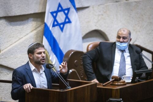 ח"כ בצלאל סמוטריץ' וח"כ מנסור עבאס במליאת הכנסת, ב-27 באוקטובר 2021 (צילום: אוליבייה פיטוסי / פלאש90)