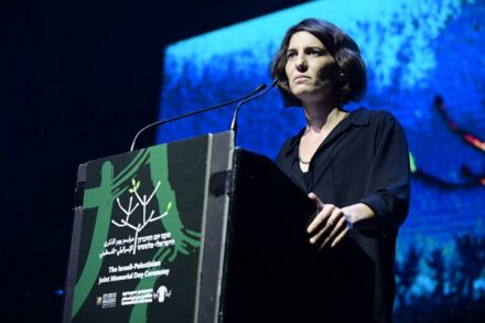יולי נובק בטקס יום הזיכרון המשותף, ב-3 במאי 2022 (צילום: תומר נויברג / פלאש90)