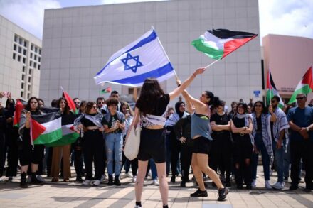 פעילת ימין מניפה בדגל ישראל בעצרת לציון יום הנכבה באוניברסיטת תל-אביב, 15 במאי 2022 (תומר נויברג / פלאש 90)