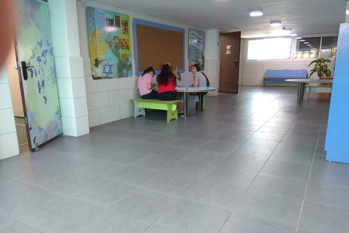 לומדים גם במסדרון. תלמידים בבית הספר בן גוריון בגבעתיים (צילום: גיל גרטל)