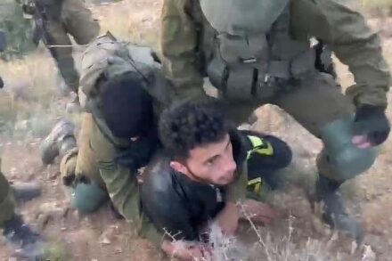 באסל אל עדרה על הארץ אחרי שהופל על ידי החיילים (צילום: סמי הורייני)