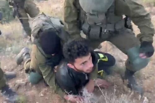 באסל אל עדרה על הארץ אחרי שהופל על ידי החיילים (צילום: סמי הורייני)