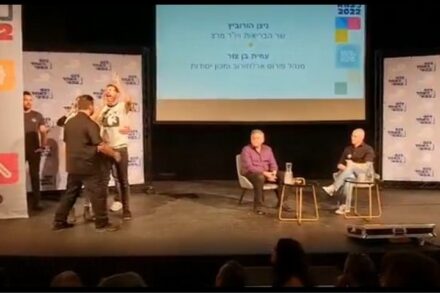 כמה עוד הורים יעברו מן העולם עד שניצן הורוביץ וחבריו יתפנו אליהם? פעילי עמרם מוחים בכנס בהשתתפות ניצן הורוביץ (צילום מסך)