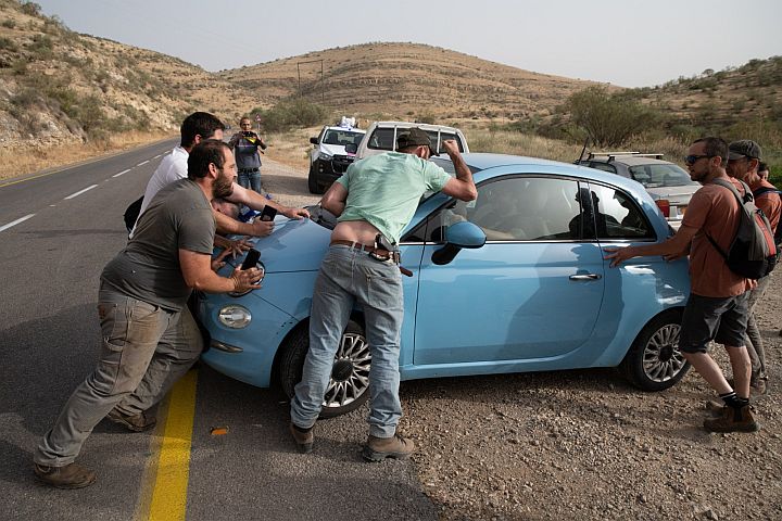 אנשי המאחזים חוסמים את מכוניתו של אחד מפעילי השמאל (צילום: מתן גולן)