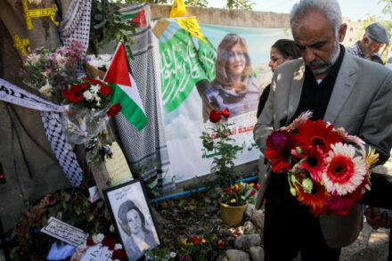 השיקול לא לפתוח בחקירה אינו ענייני. פלסטינים באתר שבו נורתה שירין אבו עאקלה למוות (צילום: נאסר שתאיה / פלאש 90)