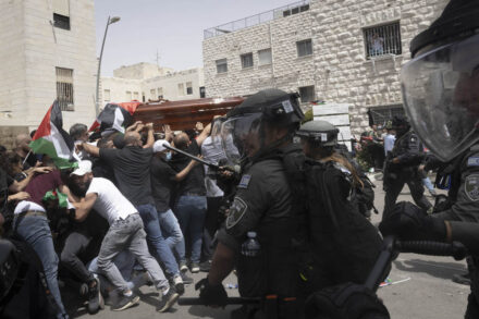 שוטרים תוקפים את המשתתפים בהלווית העיתונאית שירין אבו עאקל, 13 במאי 2022 (צילום: אורן זיו)
