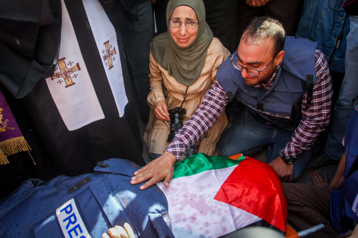 מתאבלים מעל גופתה של שירין אבו עאקלה בג'נין (צילום: נאסר שתאיה / פלאש 90)