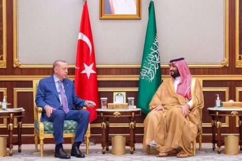 מה עומד מאחורי התחממות היחסים בין טורקיה וסעודיה?