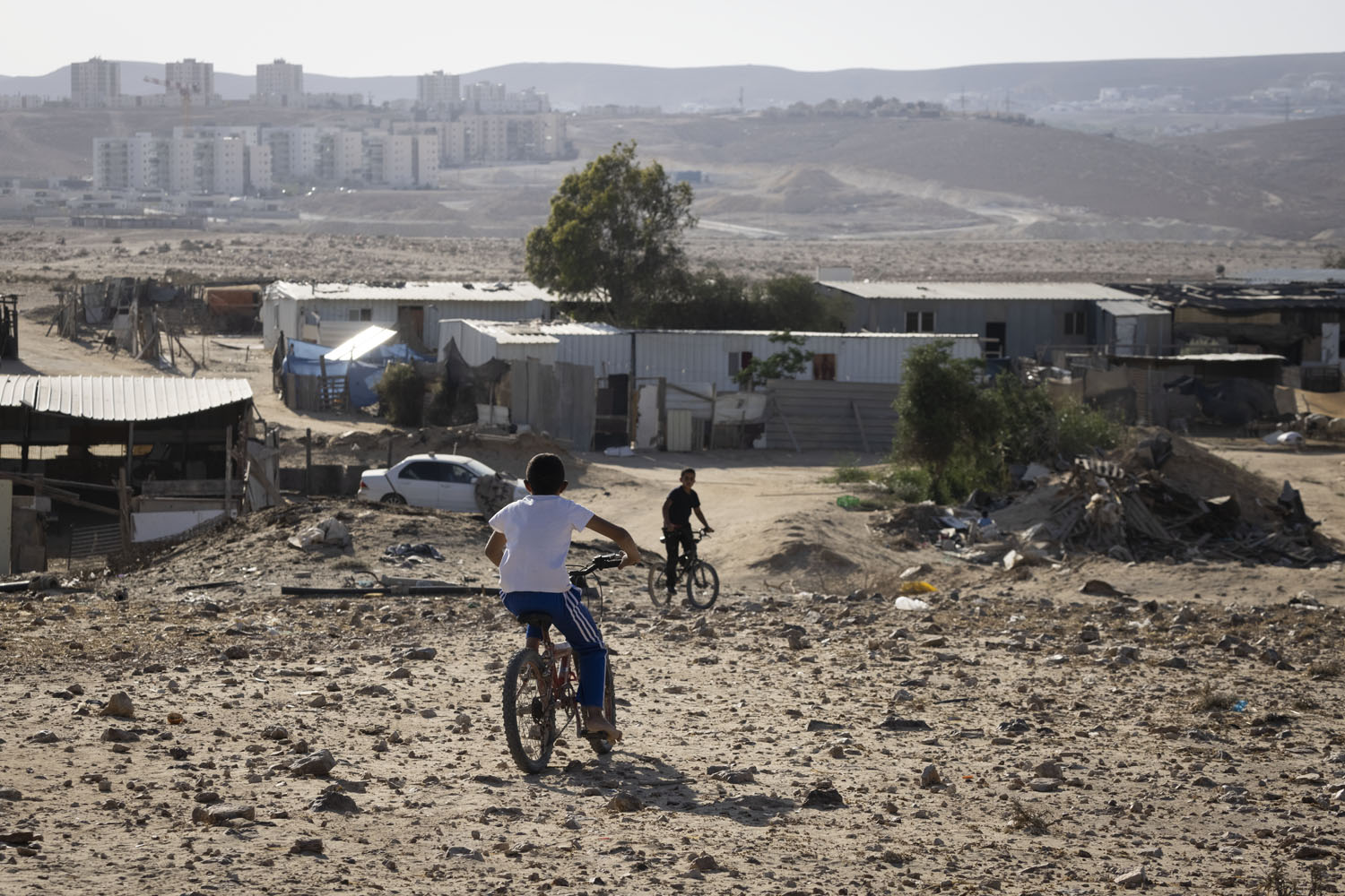 הכפר הלא מוכר ראס ג׳בארה, ברקע דימונה (צילום: אורן זיו)