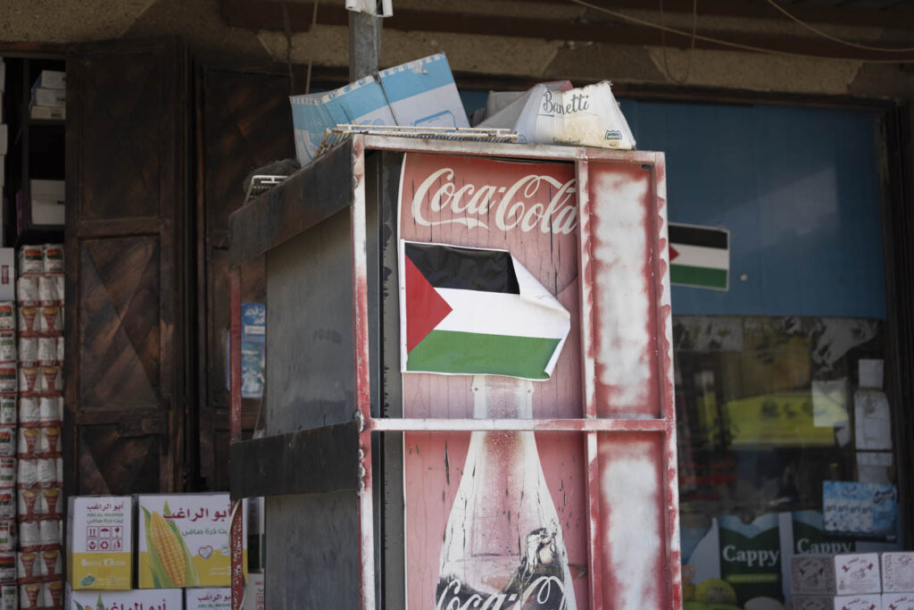 מדביקים בכנסיה לחנויות. דגל פלסטין בחווארה,7 ביוני 2022 (צילום: אורן זיו)