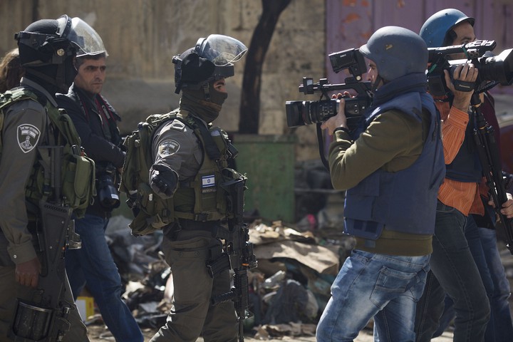 שוטרי מג"ב מורים לעיתונאי פלסטיני לעזוב את המקום, בזמן מחאה נגד סגירת רחוב השוהדא בחברון לפלסטינים, ב-21 בפברואר 2014 (צילום: אורן זיו / אקטיבסטילס)