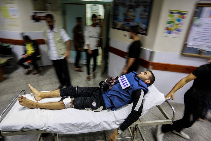 עיתונאי פלסטיני שנפצע על ידי חיילים, מובא לבית החולים אל-נג'אר, בזמן ההפגנות ליד הגדר בעזה, ב-24 באוקטובר 2018 (צילום: עבד רחים חטיב / פלאש90)